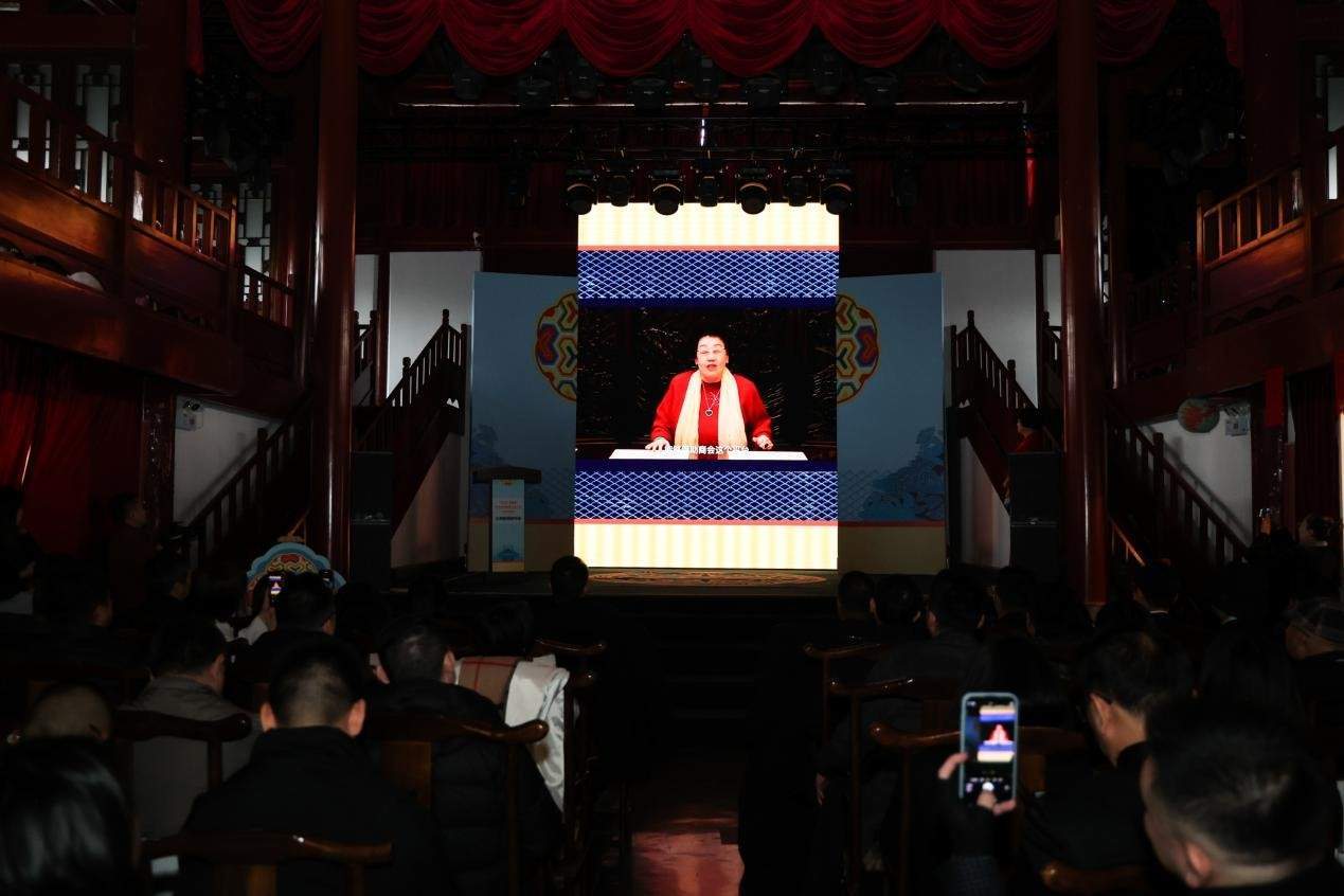 北京侨商会陈丽华会长通过视频送来祝福